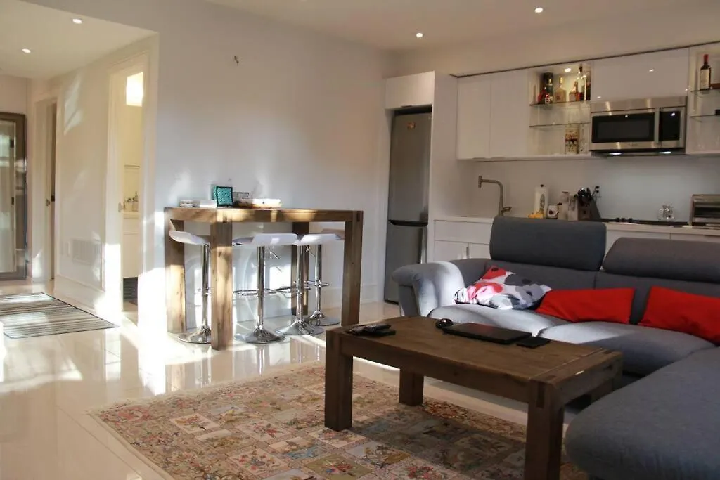 Modern Separate Lower Level 1 Bedroom Apartment Plus Parking Toronto 0*,  Canada